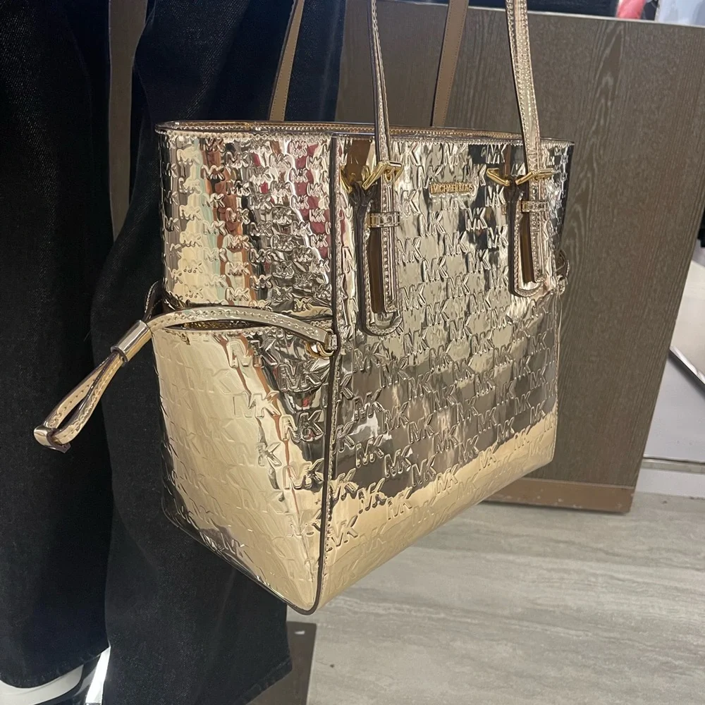 MICHAEL KORS Voyager Large Metallic Logo Debossed EW Shoulder Tote Bag
Pale Gold - Picture 8 of 16